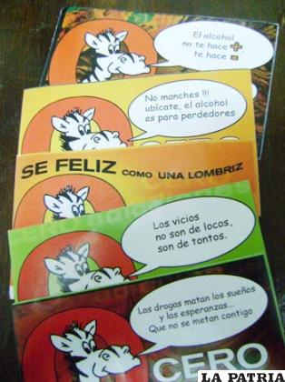 Mensajes en adhesivos que instan a evitar el consumo de bebidas alcohólicas. Una campaña municipal