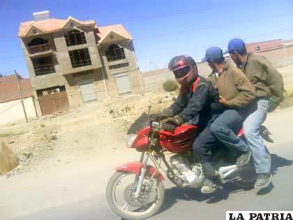 Las motocicletas deben llevar como máximo dos ocupantes