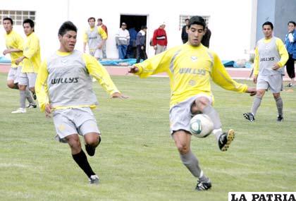 Vitingay y Albarracín disputan el balón en el entrenamiento de San José