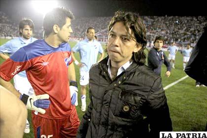 Jugadores de Nacional, junto al entrenador Gallardo, en ocasión de los incidentes que se produjeron en el partido