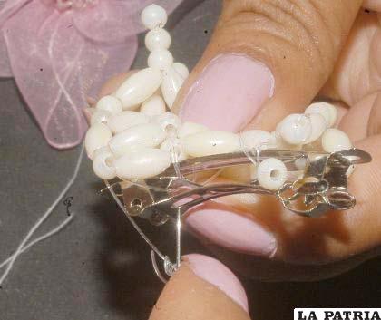 PASO 5
Sujetar la red de perlas, que se enseñó a hacer en pasadas ediciones, a la traba.
