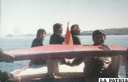 Renato Ticona el primero de la derecha, de barba, en el Lago Titicaca