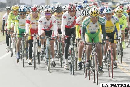 Buena cantidad de ciclistas en la Vuelta a La Paz