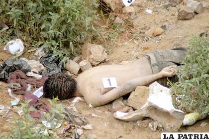 El cuerpo del joven sin vida, tras recibir duro castigo