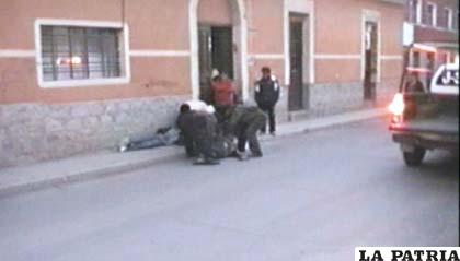 Los dos heridos fueron encontrados en el suelo