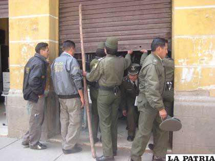 Efectivos de la Felcc en la investigación del robo de la tienda