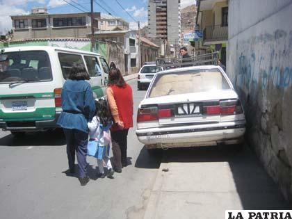 Los ciudadanos se bajaron de la acera para seguir su camino