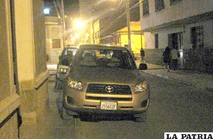 Ese espacio pequeño entre el vehículo y la pared obstaculizó el paso de los peatones