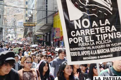 La población protesta en las ciudades mientras indígenas vuelven a marchar