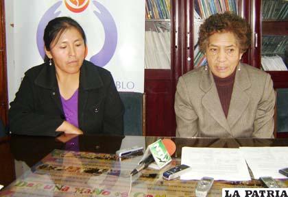 A la izquierda representante del CEPA Norma Mollo, a su lado Representante de la Defensoría del Pueblo Clotilde Calancha dan a conocer actividades en defensa del medio ambiente