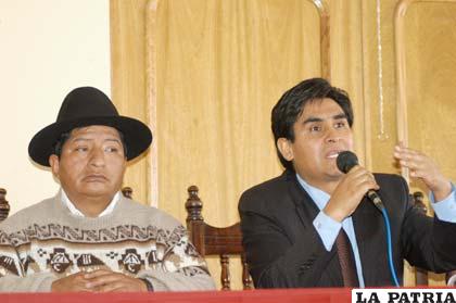 El presidente del TSE, Wilfredo Ovando (derecha), posesionó a notarios electorales