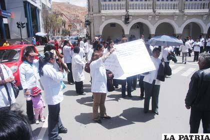 Profesionales farmacéuticos bloquearon las calles pidiendo la inmediata aprobación del proyecto de Ley del Medicamento