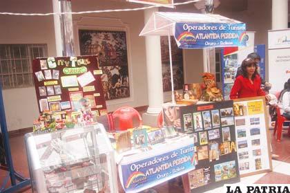 Operadoras de turismo expusieron sus servicios en el hall de la Gobernación
