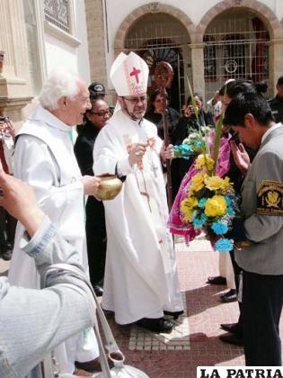 Monseñor Cristóbal Bialasik, quien presidió la Entrada VISO 2011, junto al rector del Santuario, padre Bernardino Zanella