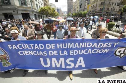 Estudiantes y catedráticos de la UMSA expresaron con una masiva marcha su “protesta” por la represión a la marcha indígena