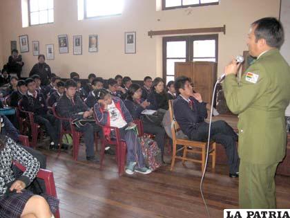El jefe de la Felcn - Oruro, Cnl. Iván Quiroz, durante la conferencia de prevención en el AAS