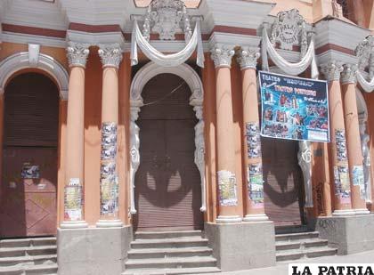 Así luce el frontis del Palais Concert. Los artistas utilizan pilares y paredes para pegar afiches de promoción de sus actividades