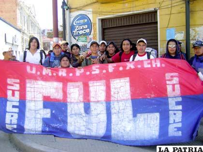 Dirigentes universitarios de Sucre que llegaron a Oruro para masificar la marcha de ambientalistas que continúa rumbo a La Paz
