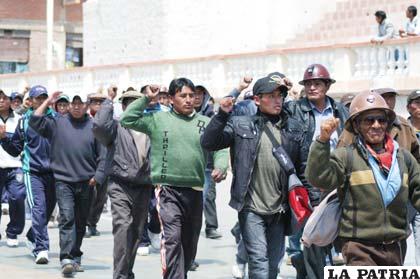 Los mineros con el puño derecho arriba protestan contra la brutalidad desatada hacia los marchistas del Tipnis