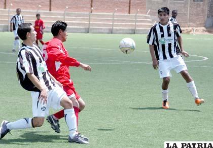 Una escena del partido entre Oruro Royal y Atlético La Joya