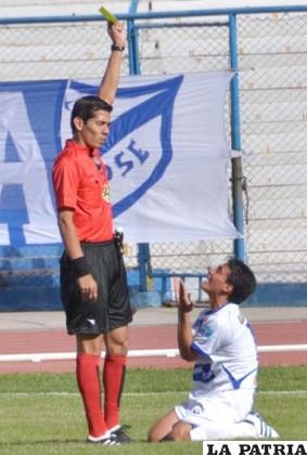 El árbitro Nelio García sanciona al jugador de San José, Miguel Loayza