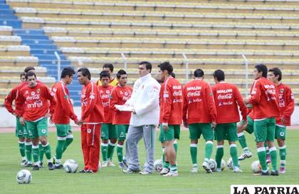 Jugadores de la Selección Nacional, junto al entrenador Quinteros