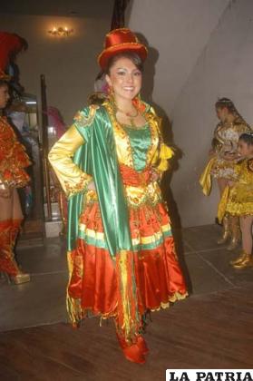 Fabiola Meneses Villegas, lució un colorido traje de la morena antigua