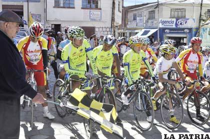 Las autoridades de Llallagua en la partida a Oruro