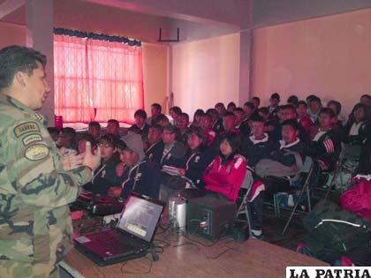 Funcionarios de la Felcn conversan con los estudiantes