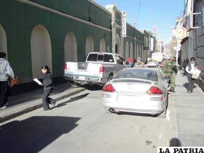 La camioneta tuvo que subirse a la acera para continuar con su recorrido