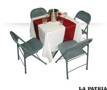 TIPO DE MESA CUADRADA. Este estilo de mesa sólo debe ser utilizado en restaurantes o lugares de comida rápida por el aprovechamiento del espacio, no es aconsejable cuando se tiene una actividad de gala o cualquier acontecimiento en el que se tengan varios invitados, ahora bien si se tuviera una cena intima este estilo es el más recomendable.