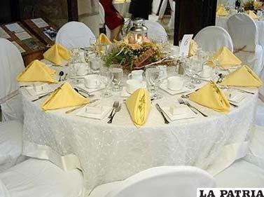 TIPO DE MESA REDONDA. Este estilo de mesa es la más recomendable por el aprovechamiento del espacio, es decir que no existen problemas de esquinas y pueden ser acomodados de manera uniforme todos los invitados, además se tiene una buena interacción entre los mismos.