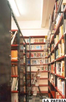 Una biblioteca en su concepto original es un lugar donde se guardan libros