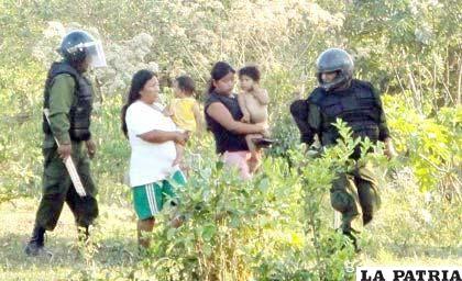 Dos madres indígenas marchistas cercadas por la represión policial en Chaparina  /soldepando.com