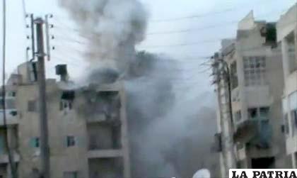 Fotografía muestra una columna de humo tras un ataque contra un edificio en Alepo, Siria /EFE