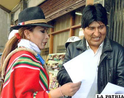 Alcaldesa mayor de Jiquilla, Teresa Choque entregó informes al presidente del Estado, Evo Morales