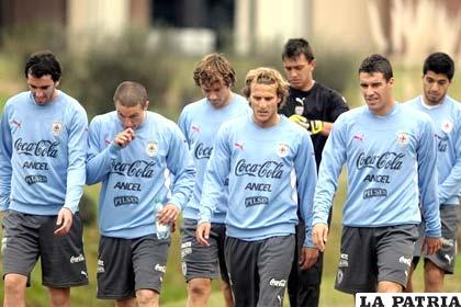 Jugadores de la selección uruguaya (foto: elpopular.com)