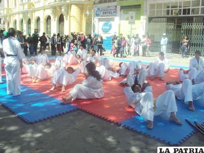 Deportistas del karate hicieron una demostración