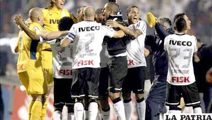 Celebración de los jugadores de Corinthians (foto: holaciudad.com)