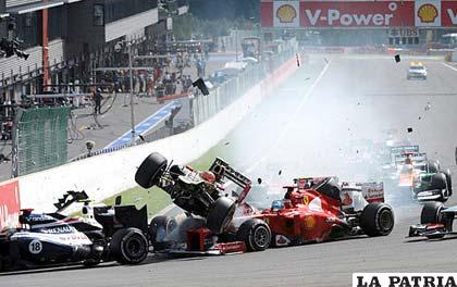 Una escena del accidente que se registró durante la carrera del Gran Premio de Bélgica (foto: ole.com)