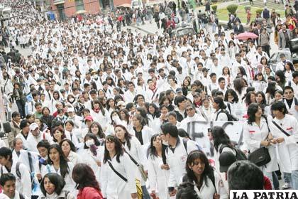 Médicos, alumnos y trabajadores en salud retomarán movilizaciones esta semana /APG 
