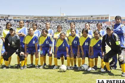 Las jugadoras del colegio Ayacucho de Huanuni mostraron buen argumento futbolístico en la inauguración