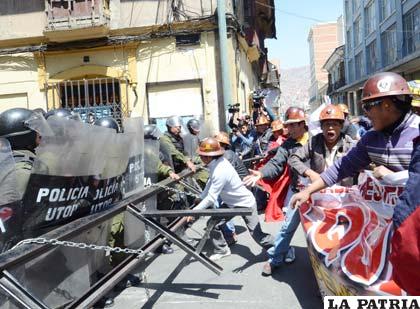 Mineros de Colquiri intentan entrar a la plaza Murillo y son rechazados por policías, que luego los gasificaron /APG)