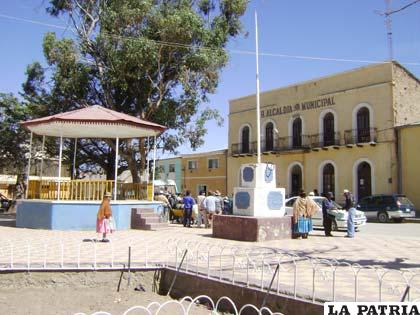 Plaza principal y el frontis del Municipio de Poopó