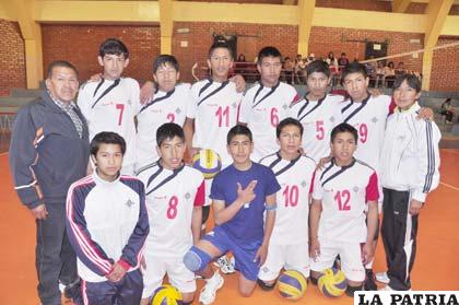 El equipo que representa al colegio Jesús María en voleibol varones
