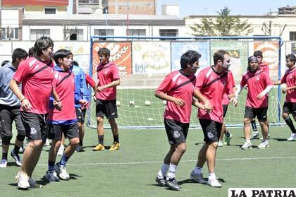 Durante el entrenamiento del equipo de Oruro Royal 