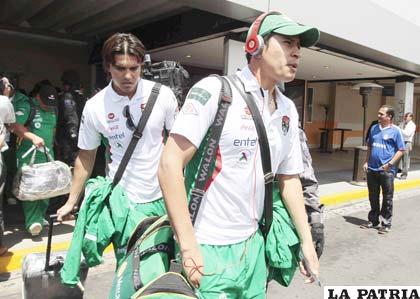 Martins y Gutiérrez en el aeropuerto de Quito