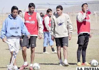 Los futbolistas Tordoya y Saucedo volvieron a entrenar en San José 
