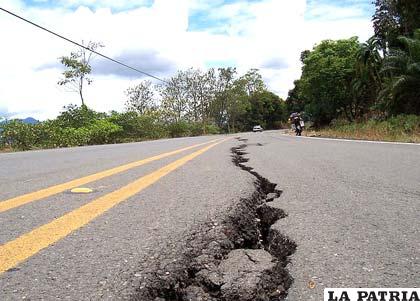 Caminos destrozados ocasionados por el terremoto en Costa Rica /actualidad20.com