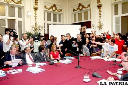 Estudiantes chilenos dentro el congreso exigiendo educación gratuita /laprensalatina.com